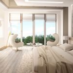 Dormitorio con grandes ventanales.