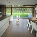 Diseño de cocina con ventanas panorámicas.