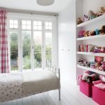 Habitación infantil con ventanas panorámicas.