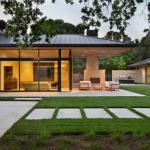 Casa con grandes ventanales