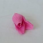 Sujetar los pétalos en un brote.
