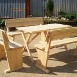 Mesa y sillas de madera.