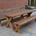 Mesa y bancos