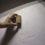 Sujetamos la barra a la pared para fijar la mesa.