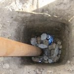 Llenar el agujero con piedras