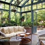 Interior con muebles de mimbre.