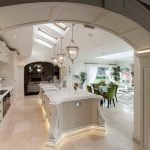 Habitación interior con arco.