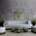 Mesa sobre las bolas junto al sofá