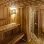 Baño de vapor con puerta de cristal.