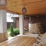 Mesa y sillas en la terraza.