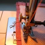 Coser en una máquina de escribir