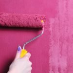 Pintar las paredes con un rodillo.