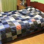 Colcha de jeans en la cama