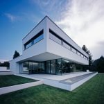 Fachada blanca de alta tecnología