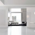 Interior blanco con alfombra negra.