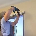 Ponemos marcas en la pared con un taladro.