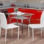 Muebles rojos en la cocina