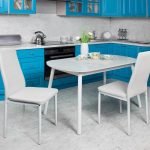 La combinación de muebles azules y paredes grises.