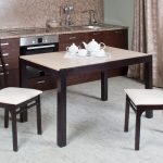 Muebles de cocina con encimeras de mármol.