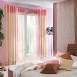 Dormitorio con paredes rosas