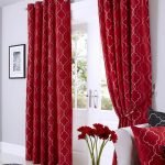 Interior blanco con detalles en rojo.