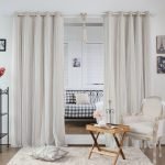 Puerta abierta con cortinas