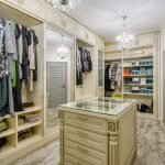 Interior con puerta gris.