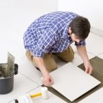 Colocación de azulejos en el piso