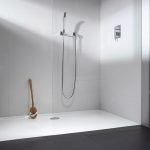 Azulejo blanco en la ducha