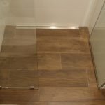 Teja de madera en el piso