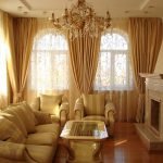 Tul dorado y cortinas