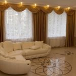 Sofá blanco en la sala de estar