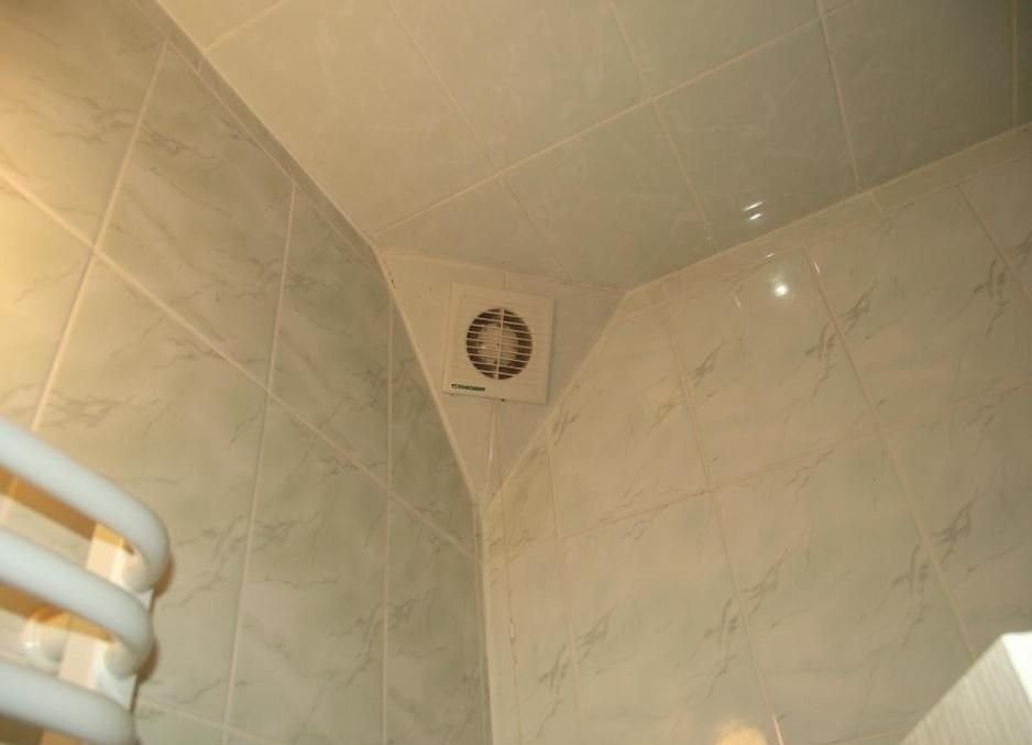 Ventilación rectangular en el baño.