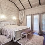 Dormitorio con paneles de pared