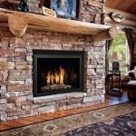 Estante de troncos sobre chimenea