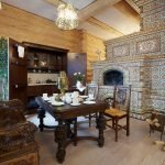 Muebles tallados en el comedor.