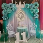 Candelabros con velas en el piso