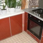 Cocina con muebles rojos
