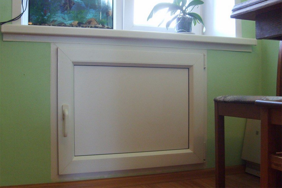 Hladnjak ispod prozora