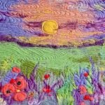 Atardecer en un campo con flores