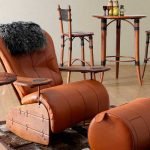 Sillas alrededor de la mesa