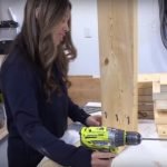 Sujetamos las tablas con tornillos.