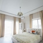 Cama junto a la ventana