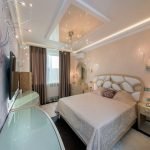 Dormitorio con un moderno diseño de techo tensado