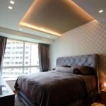 Dormitorio con ventana grande