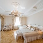 Techo tensado en el dormitorio al estilo provenzal