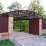 Valla de ladrillo con puertas de madera