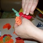 Coser las hojas en el anillo.