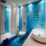 Baño azul brillante