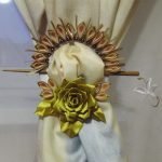 Rosa en la cortina
